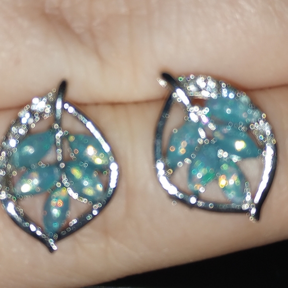 NEW! Gorgeous Silver & Blue Leaf Stud Earrings - Picture 3 of 3